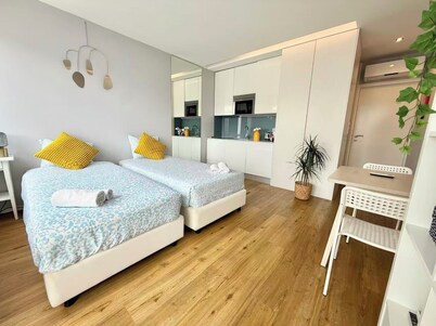 Bolhão Luxury Retreat 2 -3 guests, air con,central, 5mins walk to landmark/metro