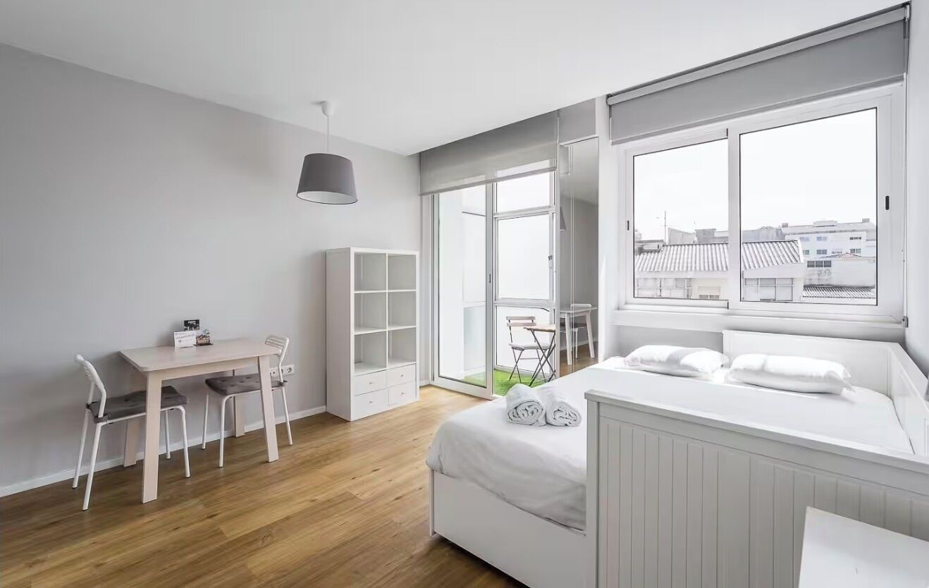 1 dormitorio, tabla de planchar con plancha, wifi y ropa de cama
