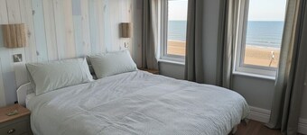 Luxury Apartment Overlooking the Sea Refurbished 2026 and Steps From the Beach