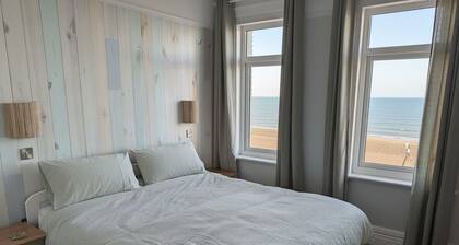 Luxury Apartment Overlooking the Sea Refurbished 2026 and Steps From the Beach