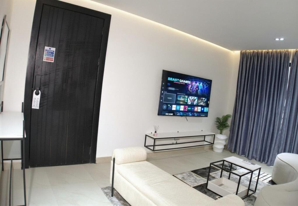 Deluxe Apartment, Balcony, City View | Living area