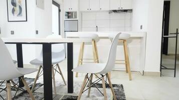 Căn hộ Deluxe, ban công, quang cảnh thành phố | Khu ăn uống