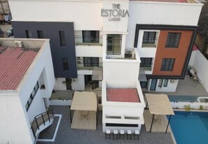 Un edificio de varios pisos con un letrero que dice 'The Estoria Lagos'.