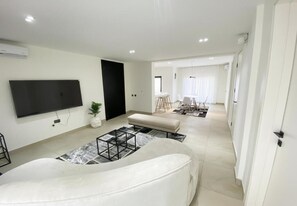 Deluxe-Apartment, Balkon, Stadtblick | Wohnbereich