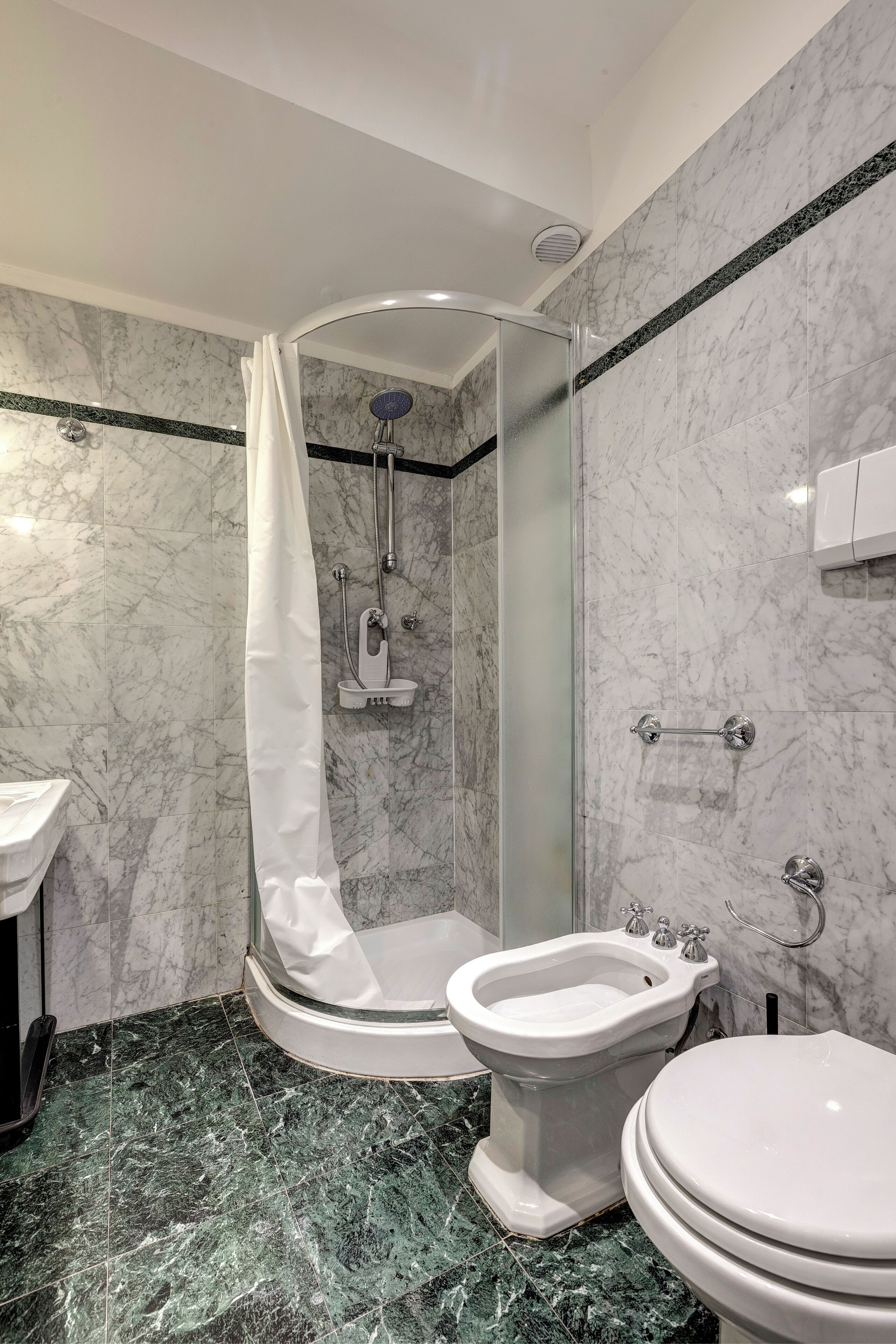 Appartement Duplex | Salle de bain | Savon, shampoing, papier toilette