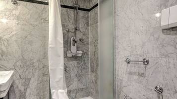 Duplex | Bathroom | Soap, shampoo, toilet paper