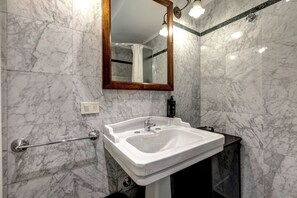Maisonette | Badezimmer | Seife, Shampoo, Toilettenpapier