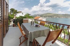 Outdoor dining - Villa Anita – for 10 Guests with Private Pool, Okrug Donji (Okrug Donji)