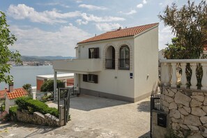 Exterior - Villa Anita – for 10 Guests with Private Pool, Okrug Donji (Okrug Donji)