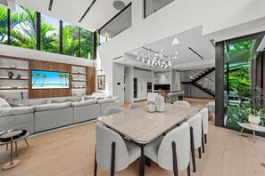Dining - Villa Ocean - Stunning Coastal Villa Steps from the Beach with Rooftop Views (Fort Lauderdale)