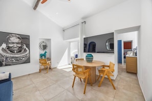 Un intérieur moderne comprenant un coin repas, une cuisine et un espace de vie.