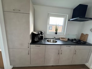 Réfrigérateur, un four, surface de cuisson, lave-vaisselle