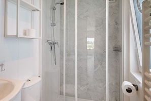 Shower, hair dryer, towels