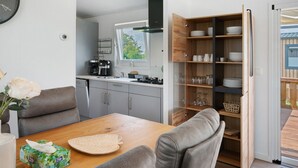 Kaffetrakter/tekoker, kjøleskap, ovn og kokeplater
