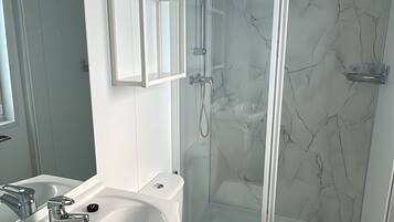 Dusche, Haartrockner, Handtücher