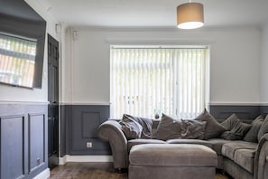 Living area - Modern 3 Bed House (Northampton)