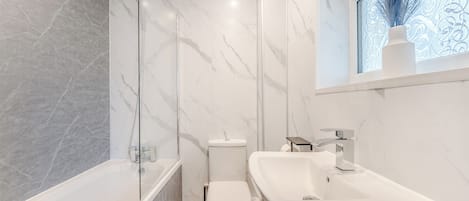 Dusche, Haartrockner, Handtücher, Toilettenpapier