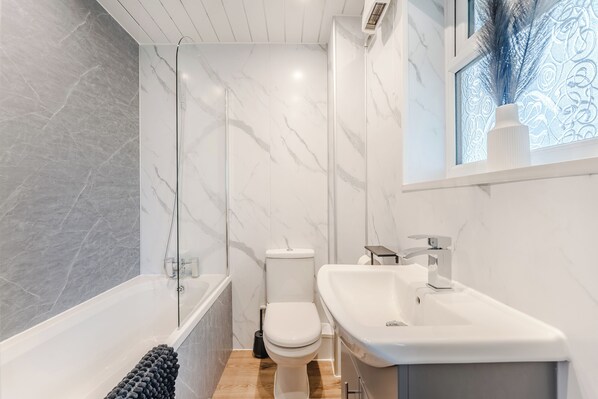Douche, séchoir à cheveux, serviettes fournies, papier de toilette