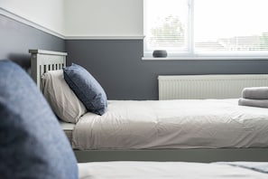 3 bedrooms, Internet - Modern 3 Bed House (Northampton)
