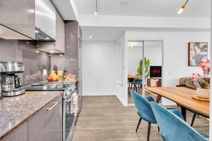 Private kitchen - Modern Family Stay in a 3BR Toronto Suite. Great downtown access! (Toronto)