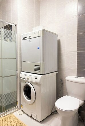 Haartrockner, Handtücher, Seife, Toilettenpapier