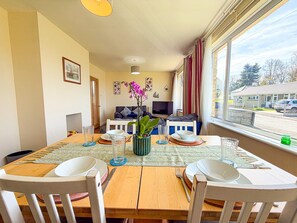 Floor plan - Indigo Blue - 2 Bedroom Holiday Home - Manorbier (Tenby)