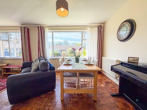 Floor plan - Indigo Blue - 2 Bedroom Holiday Home - Manorbier (Tenby)