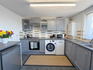 House (3 Bedrooms) | Private kitchen - Pleasant View - 3 Bedroom Holiday Home - Pembroke (Pembroke)