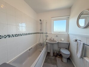 House (3 Bedrooms) | Bathroom - Pleasant View - 3 Bedroom Holiday Home - Pembroke (Pembroke)