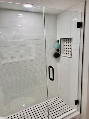 Shower, hair dryer, towels - 2 bdrm condo, on the Intercostal, walk to the Gulf coast beach! (Madeira Beach)