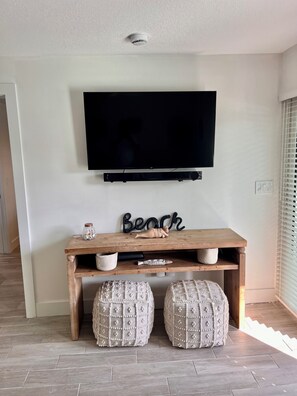 Interior - 2 bdrm condo, on the Intercostal, walk to the Gulf coast beach! (Madeira Beach)