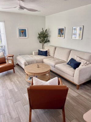 Living area - 2 bdrm condo, on the Intercostal, walk to the Gulf coast beach! (Madeira Beach)