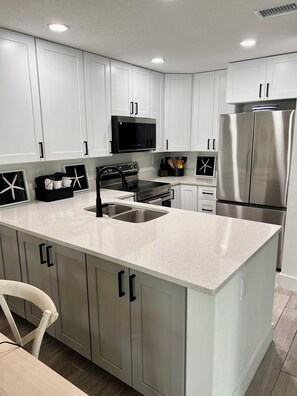 Private kitchen - 2 bdrm condo, on the Intercostal, walk to the Gulf coast beach! (Madeira Beach)