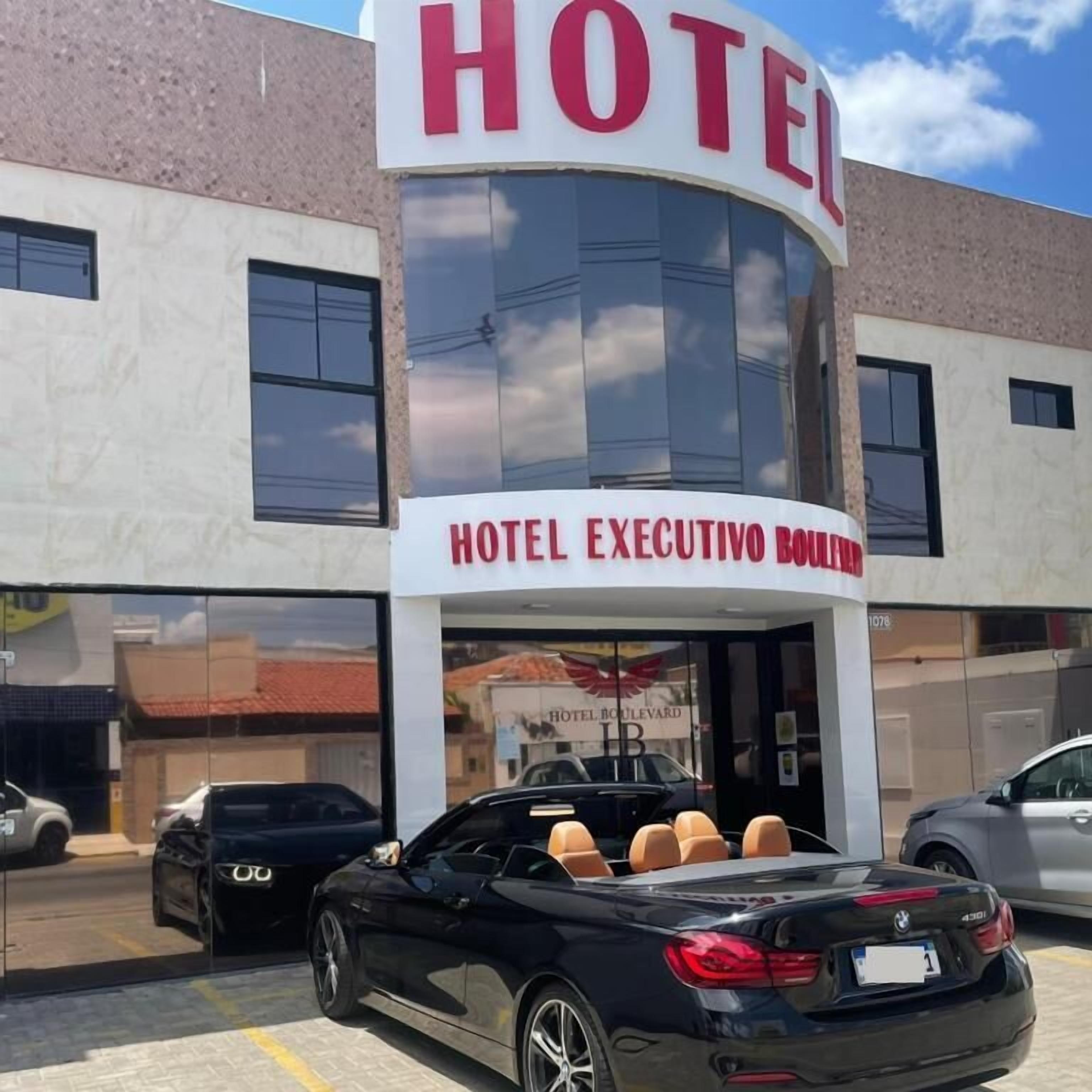 Um edifício de hotel com uma placa que diz 'HOTEL EXECUTIVO BOULEVARD'.