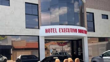 Um edifício de hotel com uma placa que diz 'HOTEL EXECUTIVO BOULEVARD'.