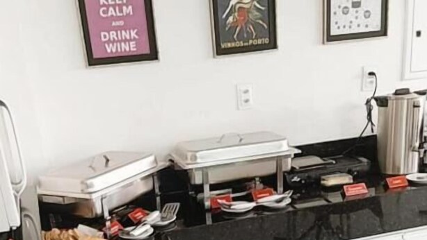 Una mesa de buffet con diferentes alimentos y una máquina de café.