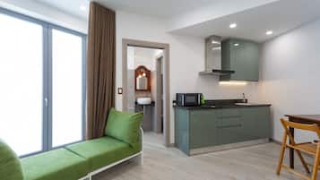 Studio | Private kitchen | Fridge, stovetop, cookware/dishes/utensils