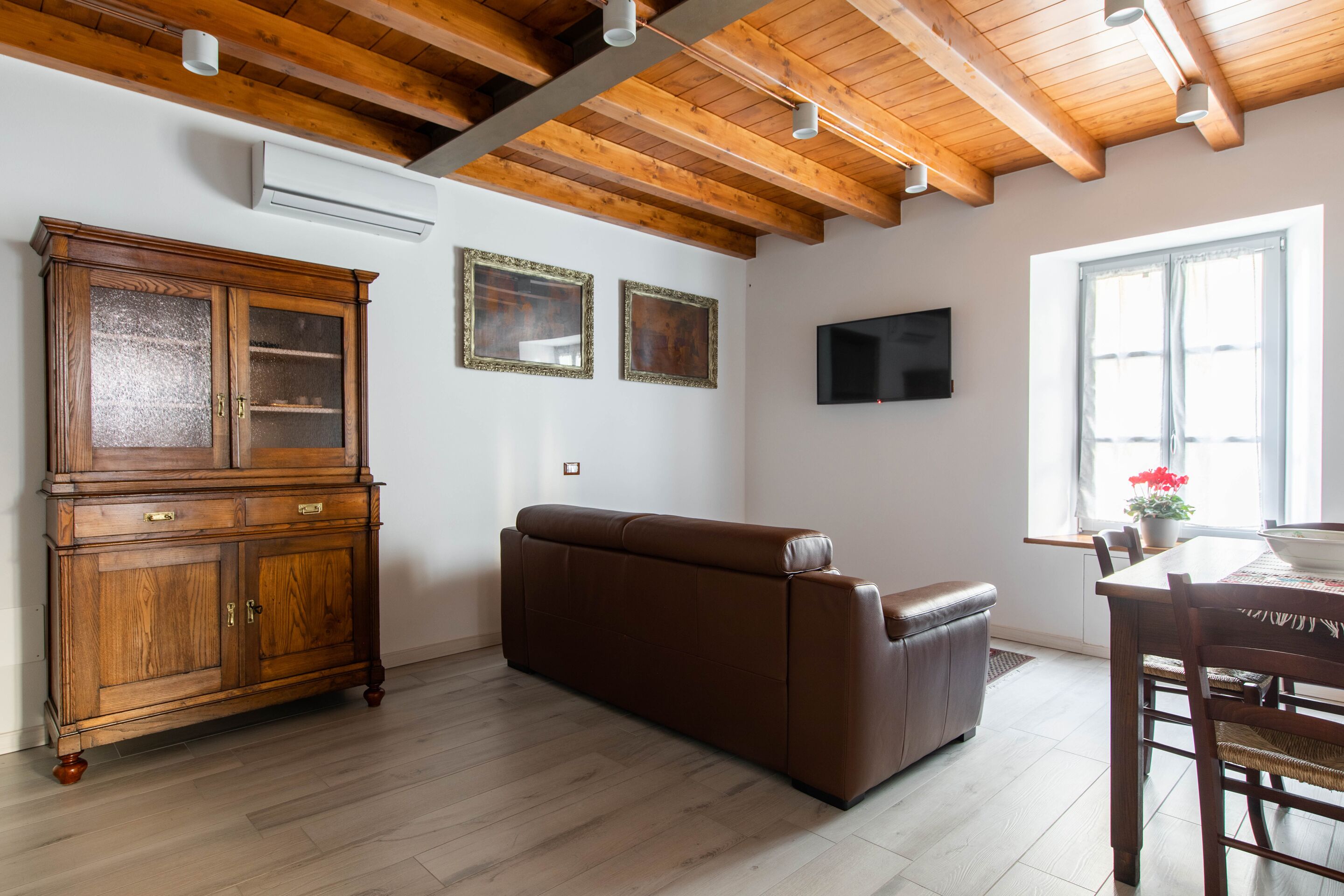 Superior-Apartment, 1 Schlafzimmer | Wohnbereich | 30-Zoll-Fernseher mit Satellitenempfang