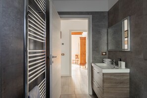 Leilighet – comfort, 1 soverom, balkong | Bad | Dusj, hårføner, håndklær og såpe