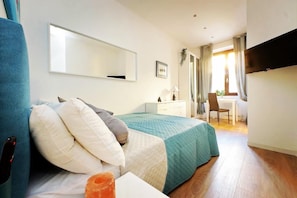 A bedroom with a bed, a desk, a chair, and a mirror. - Domus Vaticano Grace - Entire Apartment | Ideal for Families & Groups (Roma)