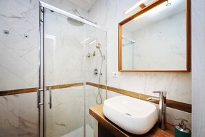 Hair dryer, bidet, towels, soap - Entire Apartment 3 bedrooms 3 private bathroom (5 to 8 guests) & Pet Friendly! (Roma)