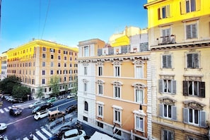 Parking - Entire Apartment 3 bedrooms 3 private bathroom (5 to 8 guests) & Pet Friendly! (Roma)