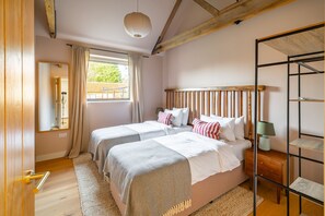 3 bedrooms, iron/ironing board, Internet, bed sheets - Easte Stables, Fring Estate, Norfolk (Fring)