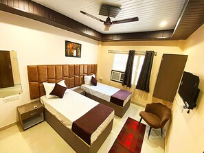 Desk, free WiFi - rudravasa inn  (Varanasi)