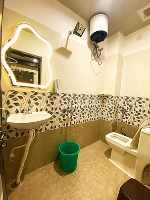 Shower, rainfall showerhead, eco-friendly toiletries, towels - rudravasa inn  (Varanasi)