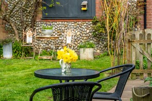 Outdoor dining - Old Church Hall, Glandford, Norfolk (Glandford)