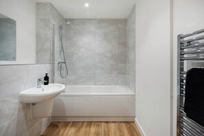 Towels, soap, shampoo, toilet paper - City Point Aberdeen by Guestz (Aberdeen)