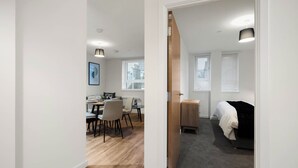 Eine moderne Wohnung mit Essbereich, einem Bett und einem kleinen Schreibtisch.