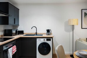 Refrigerador, microondas, tetera eléctrica y tostadora 