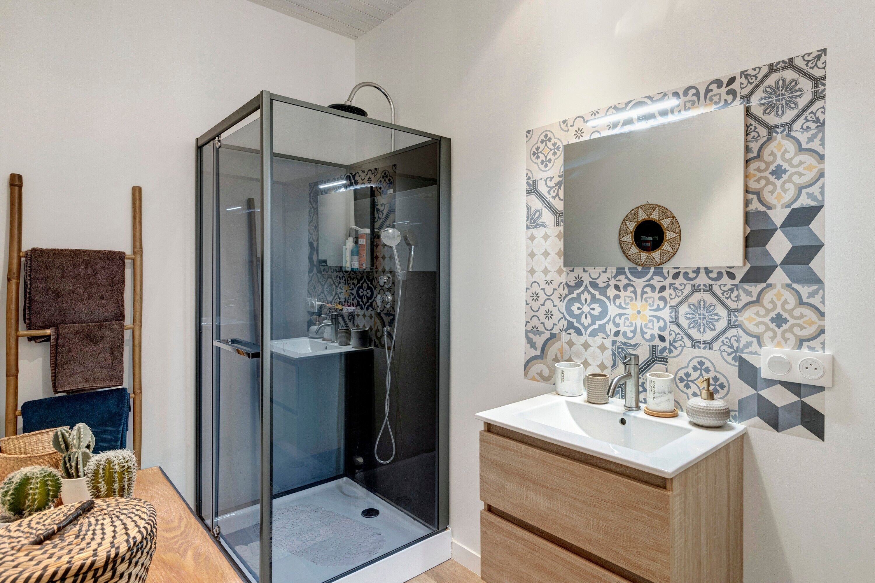 Shower, hair dryer, towels